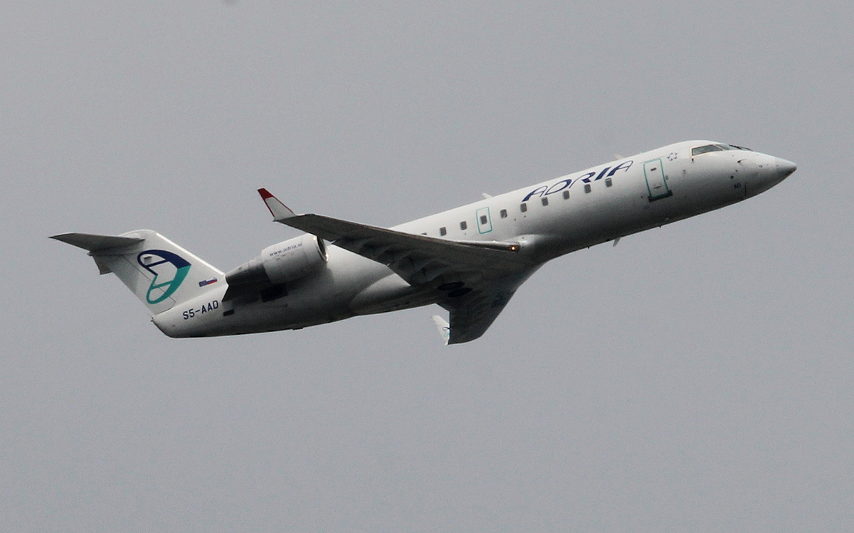 Adia Airways CRJ200LR S5-AAD beim Start in Frankfurt am 10.06.2013