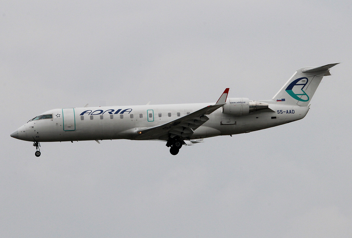 Adria Airways CRJ200LR S5-AAD bei der Landung in Frankfurt am 11.06.2013