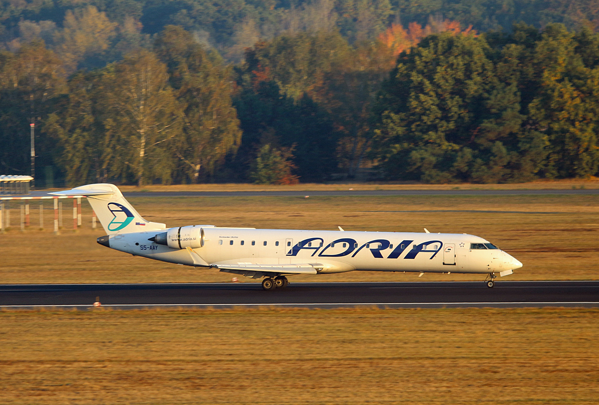 Adria Airways, CRJ701ER, S5-AAY, TXL, 11.10.2018