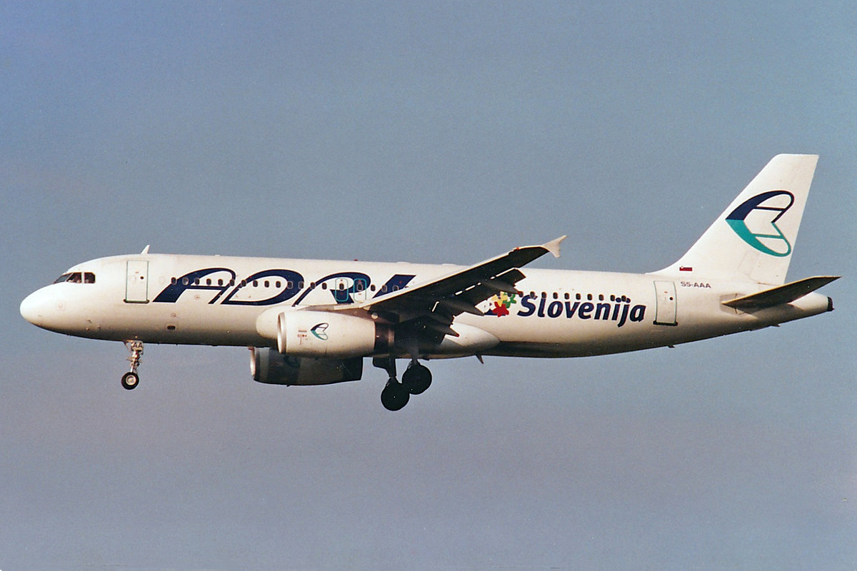 Adria Airways, S5-AAA, Airbus A320-231, msn: 043, April 2001, ZRH Zürich, Switzerland.