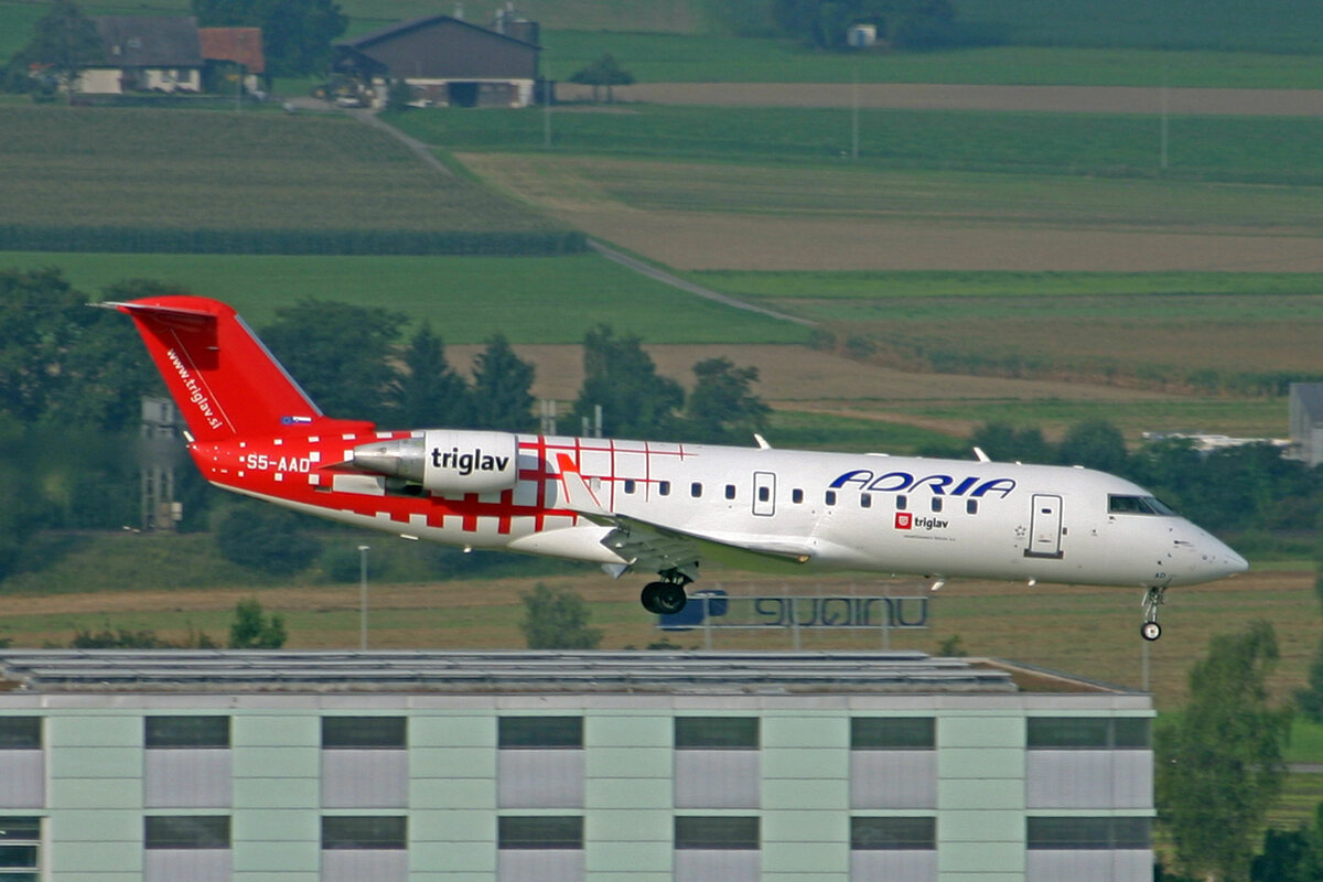 Adria Airways, S5-AAD, Bombardier CRJ-200LR, msn: 7166,  Triglav , 26.August 2007, ZRH Zürich, Switzerland.