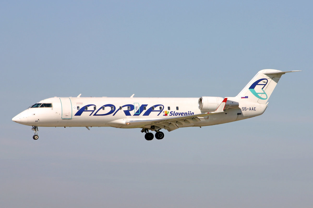Adria Airways, S5-AAE, Bombardier CRJ-200LR, msn: 7170, 04.Juli 2005, ZRH Zürich, Switzerland.