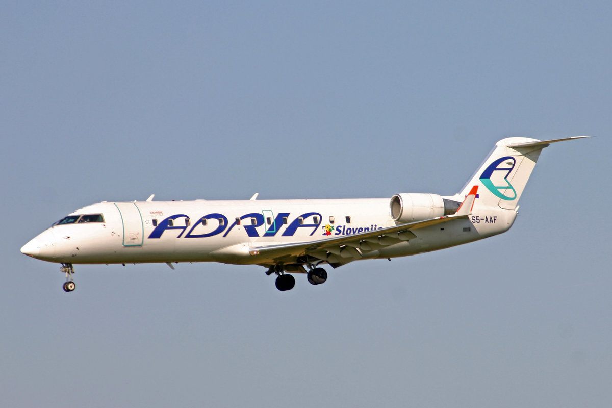 Adria Airways, S5-AAF, Bombardier CRJ-200LR, msn: 7272, 12.August 2005, ZRH Zürich, Switzerland.