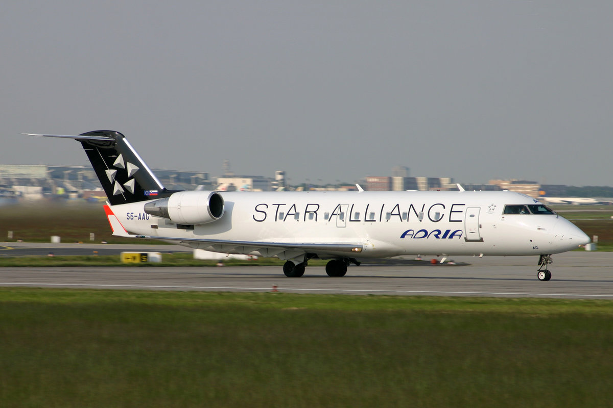 Adria Airways, S5-AAG, Bombardier CRJ-200LR, msn: 7384, 19.Mai 2005, FRA Frankfurt, Germany.