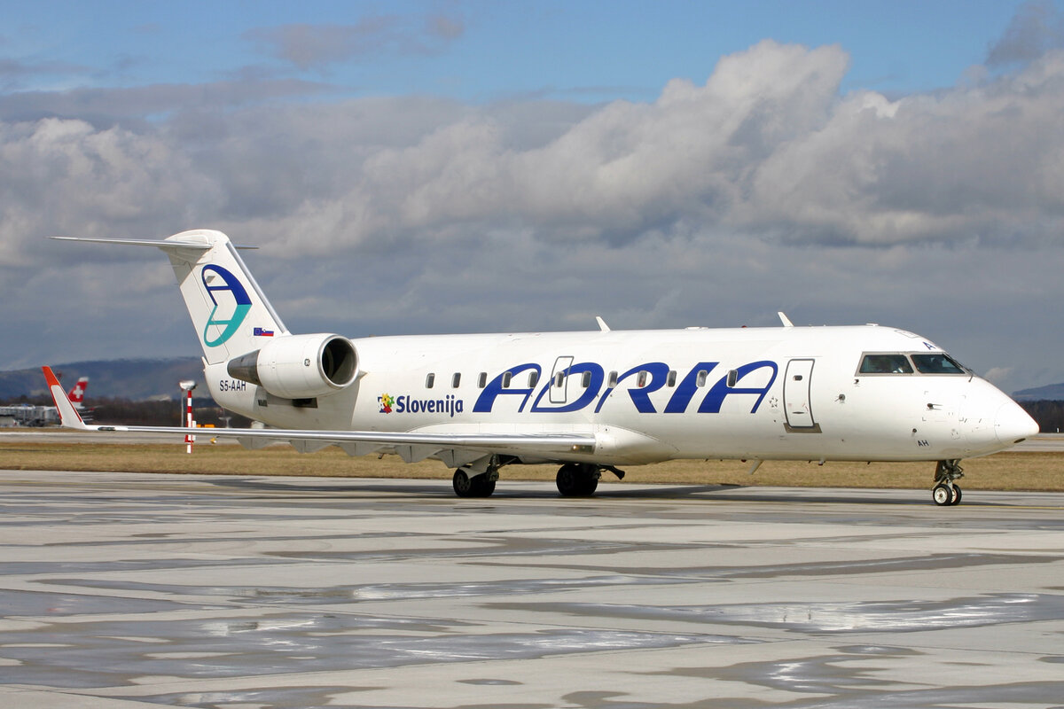 Adria Airways, S5-AAH, Bombardier CRJ 100, msn: 7032, 25.März 2006, ZRH Zürich, Switzerland.