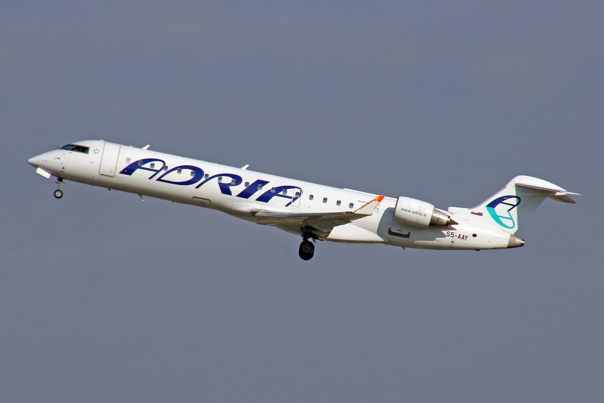 Adria Airways, S5-AAY, Bombardier CRJ-701ER, 03.November 2017, ZRH Zürich, Switzerland.