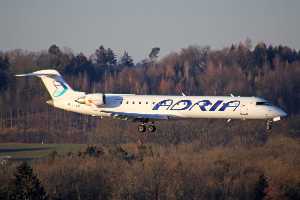 Adria Airways, S5-AAY, Bombardier CRJ-701ER, msn: 10080, 24.Februar 2019, ZRH Zürich, Switzerland.
