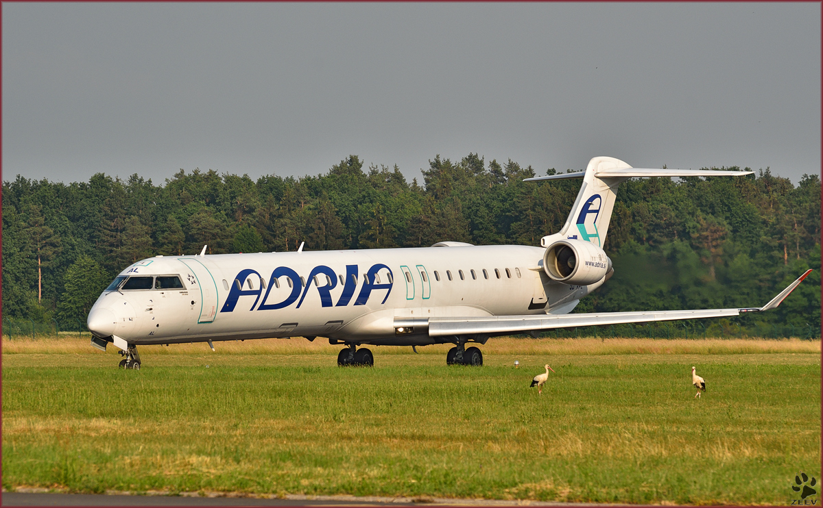 ADRIA S5-AAL, Bombardier CRJ900 rollt zum Start auf Maribor Flughafen MBX. /12.6-2015
