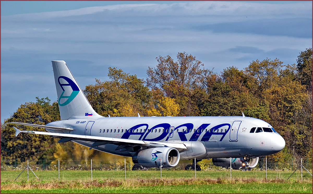 Adria S5-AAP, Airbus A319 beim Start auf Maribor Flughafen MBX. /31.10.2017