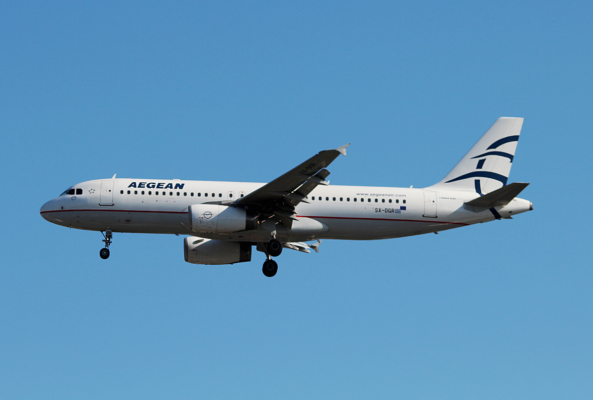 Aegean A 320-232 SX-DGX bei der Landung in Berlin-Tegel am 11.07.2015