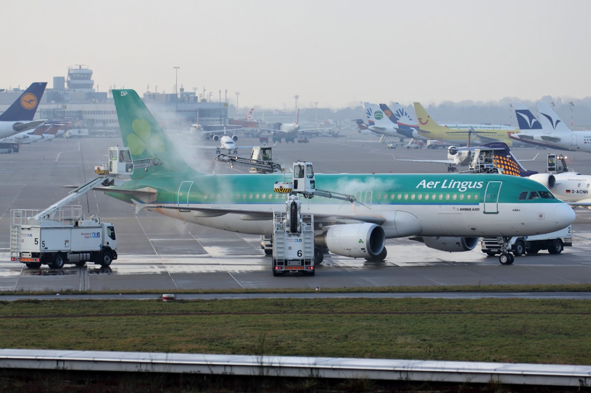 Aer Lingus EI-EDP beim de-icing in Düsseldorf 26.12.2014