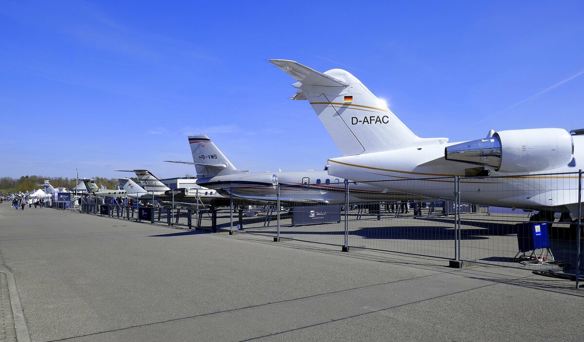 AERO-Friedrichshafen, Blick auf die ausgestellten Flugzeuge im Außenbereich, April 2025