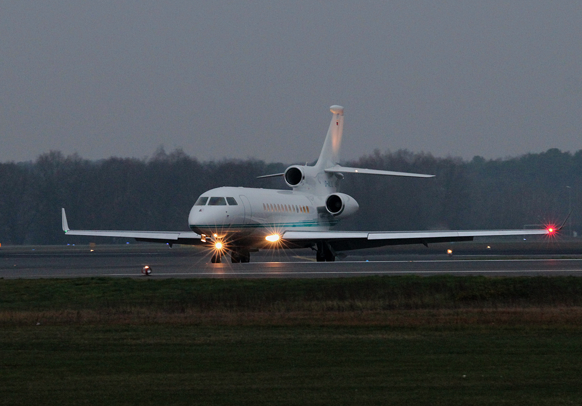 Aerodienst Dassault Falcon 7X D-ALIL bei der Ankunft in Berlin-Tegel am frhen Morgen des 29.11.2014