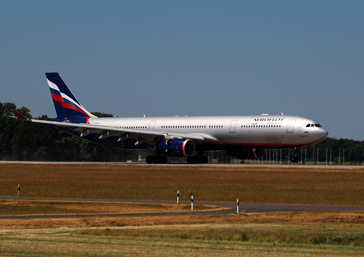 Aeroflot A 330-343X VQ-BEK nach der Landung in Berlin-Schnefeld(BER) am 05.06.2015