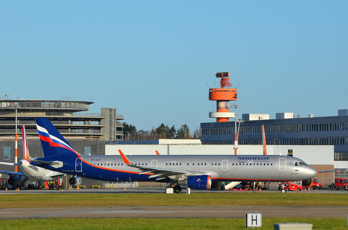 Aeroflot Airbus A321 VP-BJX I.Goncharow (Iwan Alexandrowitsch Goncharow war ein russischer Schriftsteller Geb. 18 Juni 1812 in Simbirsk † 27 September 1891 in Sankt Petersburg) rollt am 27.11.16 in Hamburg Fuhlsbüttel zum Start. 