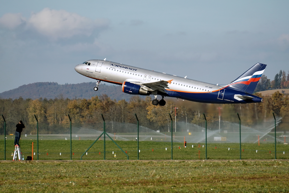 Aeroflot-Russian Airlines, Airbus A320-214, VP-BWF. Der Airbus startet von RWY28 und auch der Spotter am Zaun macht sein Foto im Sonnenlicht. 8.11.2014