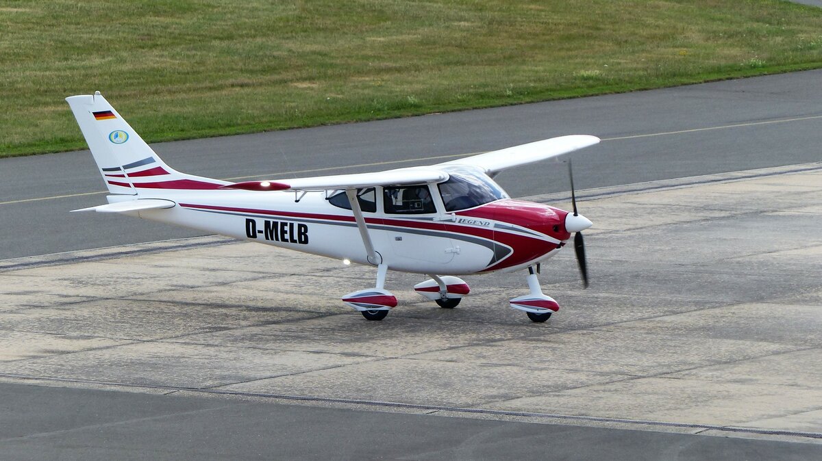Aeropilot Legend 540, D-MELB auf dem Vorfeld in Gera (EDAJ) am 3.7.2022