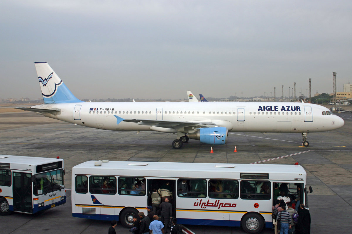Aigle Azur, F-HBAB, Airbus A321-211, msn: 823, 29.Dezember 2004, CAI Kairo, Egypt.