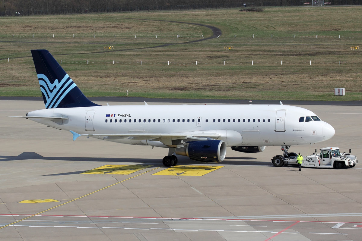 Aigle Azur operating for TAP Portugal Airbus A319-111 F-HBAL beim Push back in Köln 7.4.2019