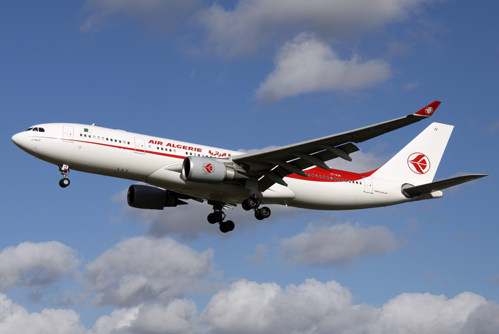 Air Algerie A330-200 7T-VJV im Anflug auf 27L in LHR / EGLL / London Heathrow am 22.02.2014