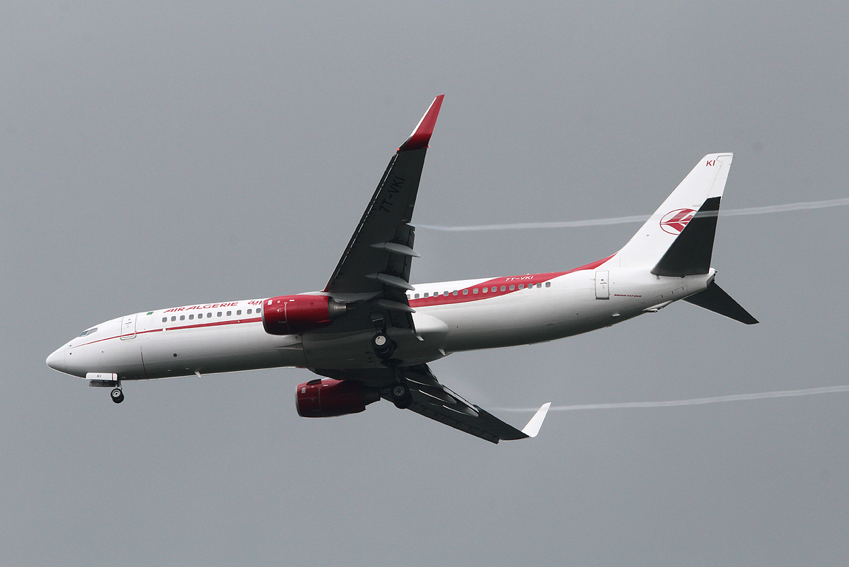 Air Algerie B 737-806 7T-VKI bei der Landung in Frankfurt am 09.06.2013