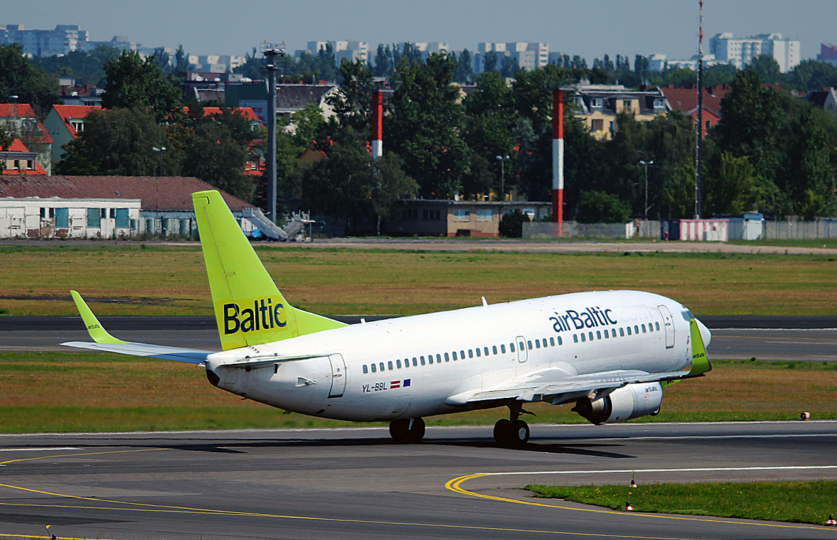 Air Baltic B 737-33V YL-BBL beim Start in Berlin-Tegel am 11.07.2014