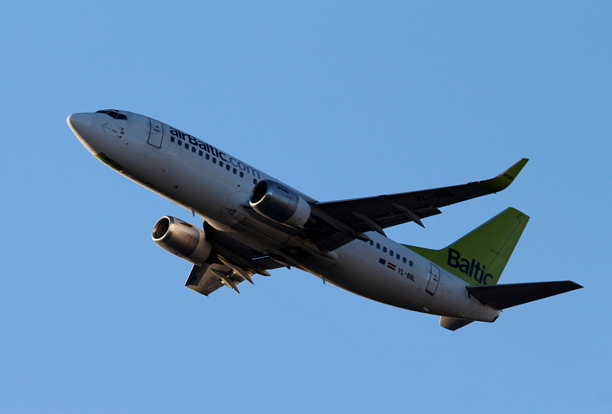 Air Baltic B 737-33V YL-BBL nach dem Start in Berlin-Tegel am 09.01.2016
