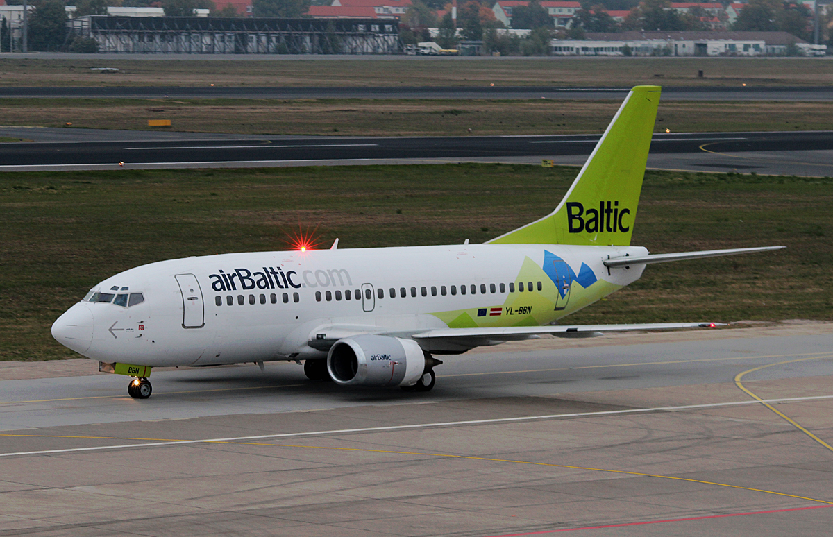 Air Baltic B 737-522 YL-BBN auf dem Weg zum Start in Berlin-Tegel am 13.10.2015