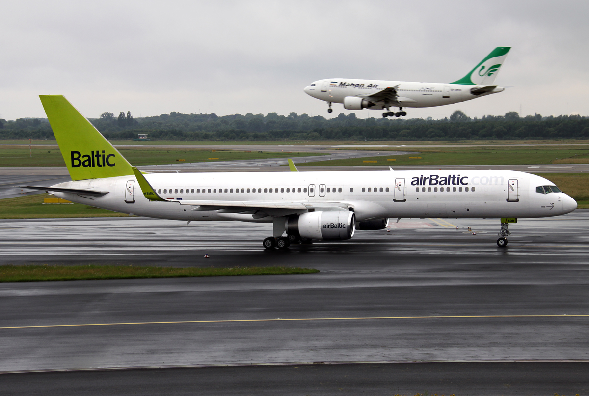 Air Baltic B757-200 YR-BDB & Mahan A-310 EP-MNX an der 23l in DUS / EDDL / Düsseldorf am 29.06.2013