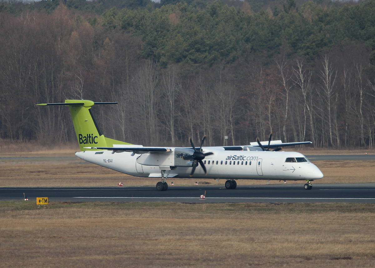 Air Baltic De Havilland Canada DHC-8-402Q YL-BAI nach der Landung in Berlin-Tegel am 14.04.2013