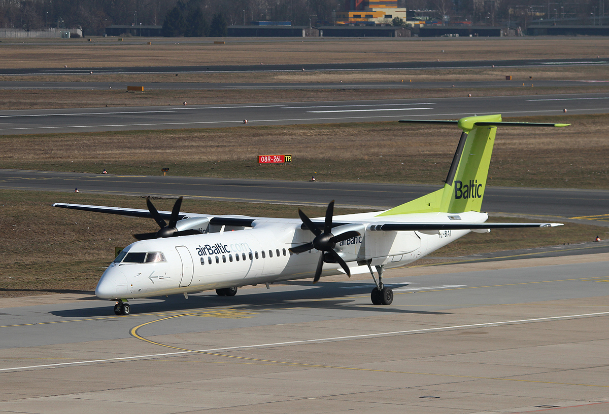 Air Baltic De Havilland Canada DHC-8-402Q YL-BAI auf dem Weg zum Start in Berlin-Tegel am 14.04.2013