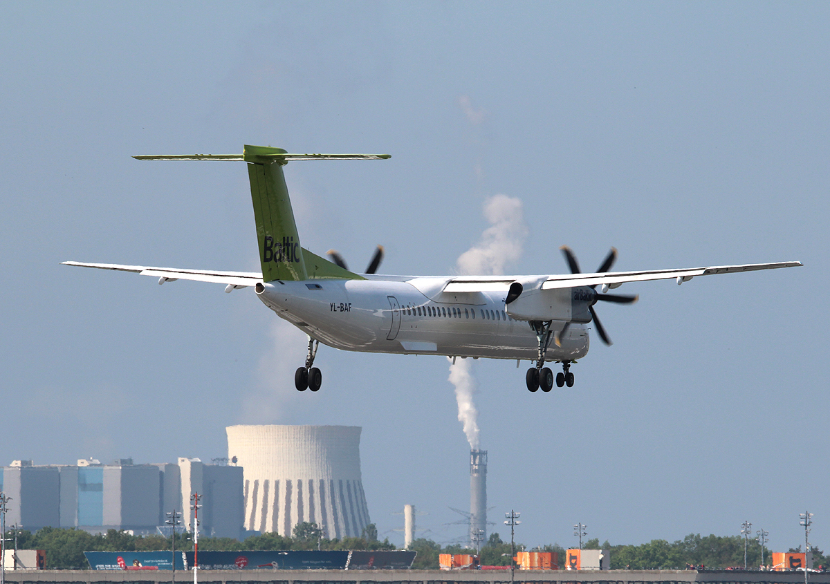 Air Baltic De Havilland Canada DHC-8-402Q YL-BAF bei der Landung in Berlin-Tegel am 19.05.2013