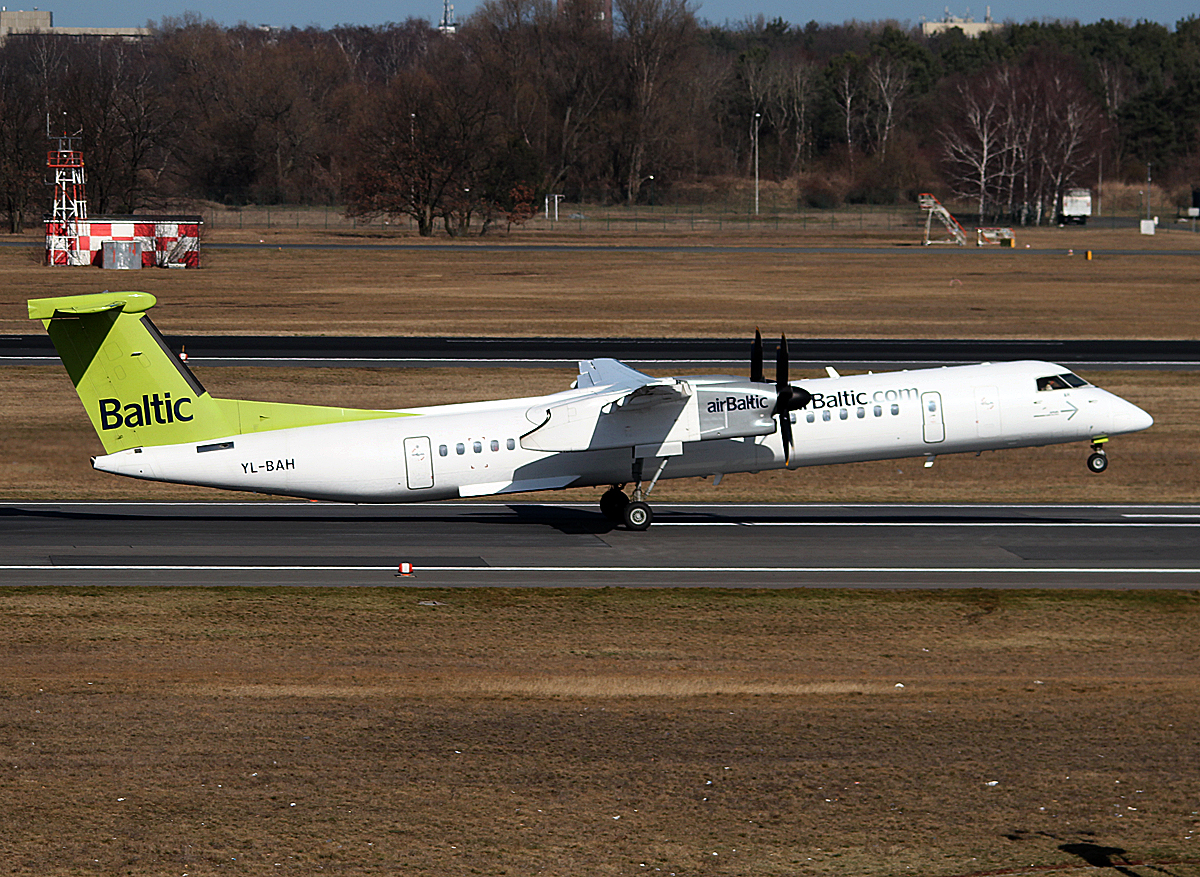 Air Baltic DHC-8-402Q YL-BAH beim Start in Berlin-Tegel am 08.03.2014