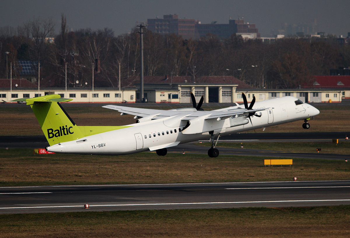 Air Baltic DHC-8-402Q YL-BBV beim Start in Berlin-Tegel am 29.03.2014