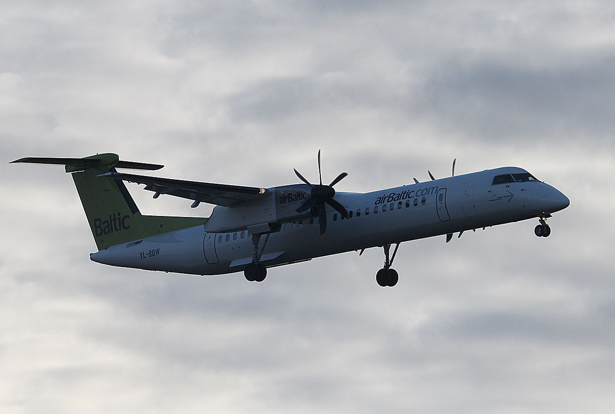Air Baltic DHC-8-402Q YL-BBW bei der Landung in Berlin-Tegel am 11.01.2014
