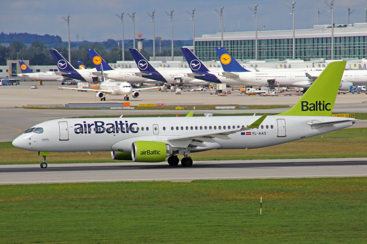 Air Baltic, YL-AAS, Airbus A220-300, msn: 55054, 11.September 2022, MUC München, Germany.