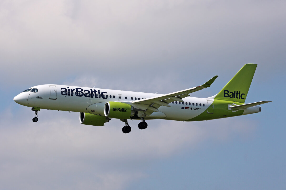 Air Baltic, YL-ABC, Airbus A220-371, msn: 55127, 03.Mai 2023, ZRH Zürich, Switzerland.