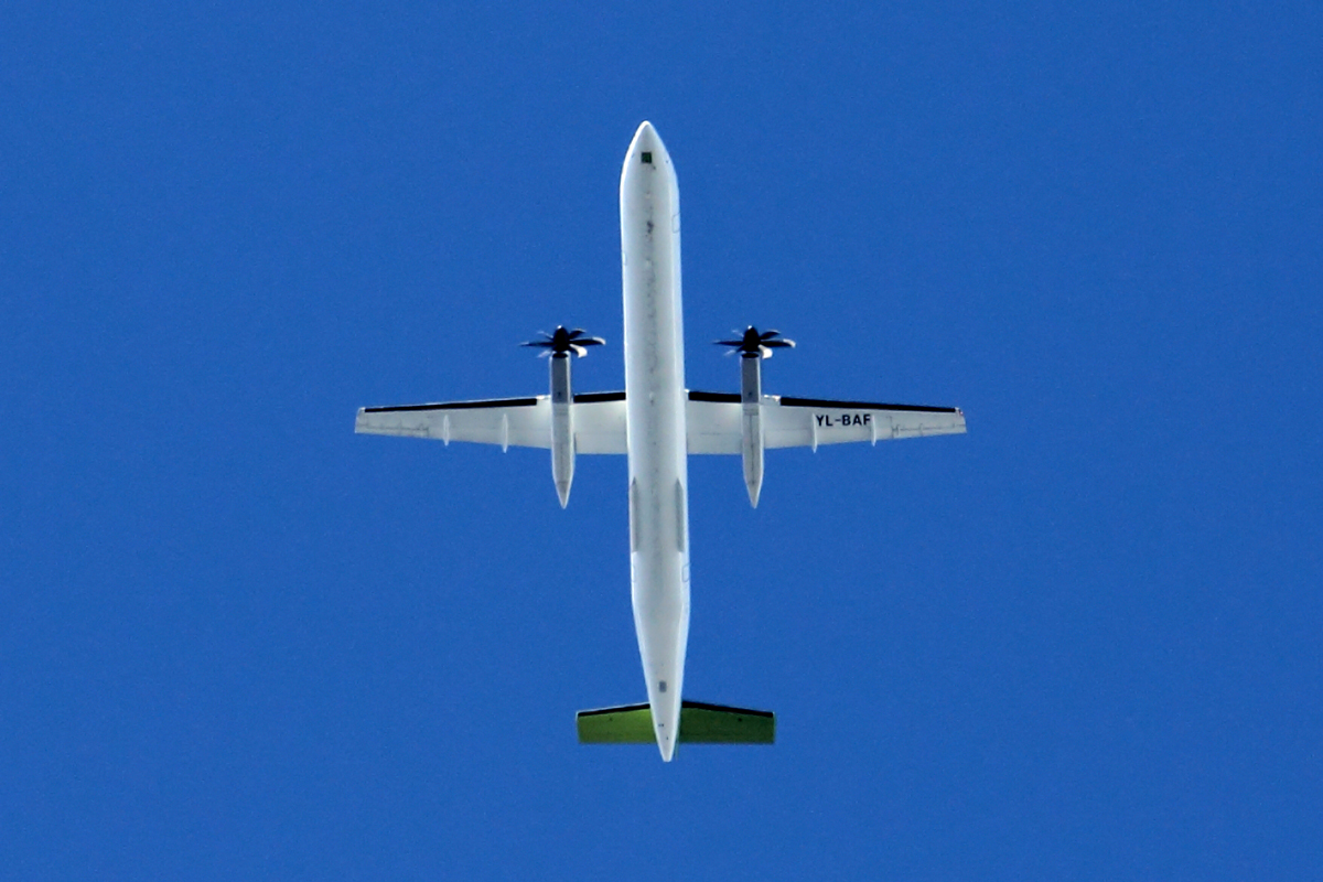 Air Baltic YL-BAF überfliegt Recklinghausen im Anflug auf Düsseldorf 15.4.2016