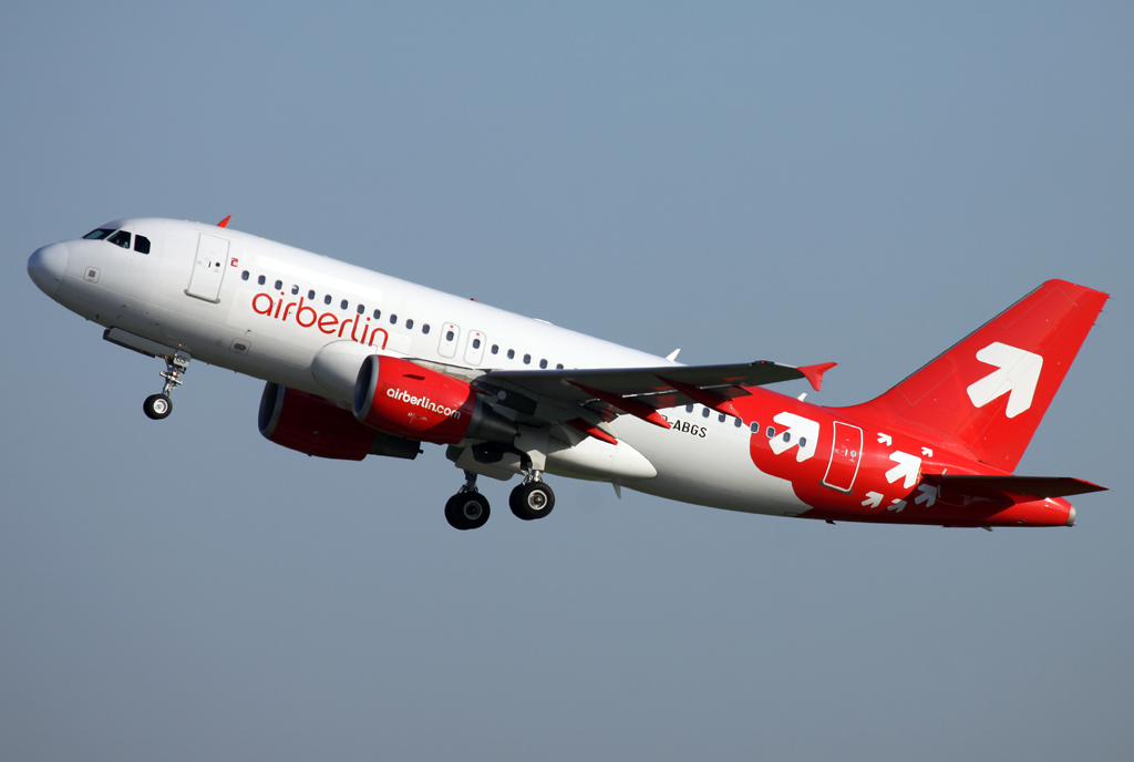 Air Berlin / OLT A-319 D-ABGS nach dem Takeoff auf 23L in DUS / EDDL / Düsseldorf am 20.08.2014