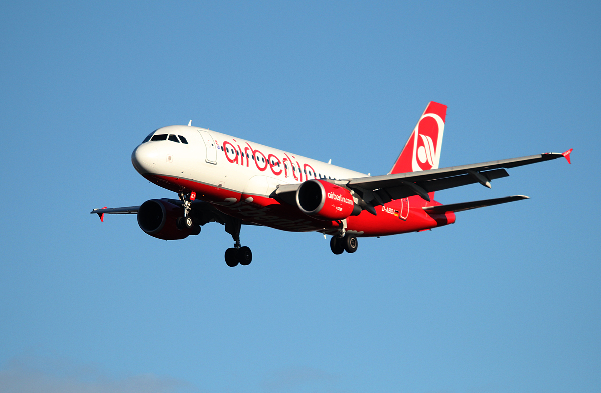 Air Berlin A 319-112 D-ABGJ bei der Landung in Berlin-Tegel am 11.01.2014