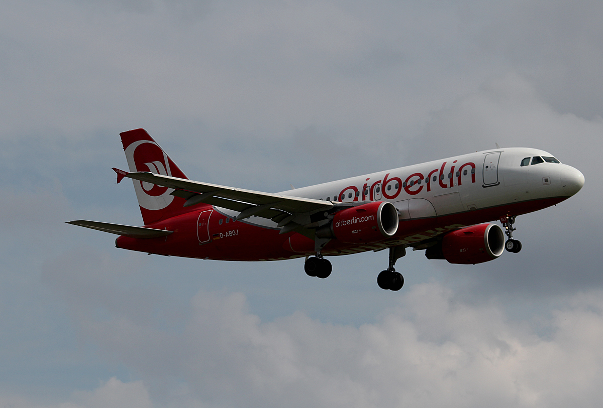 Air Berlin A 319-112 D-ABGJ bei der Landung in Berlin-Tegel am 09.05.2014