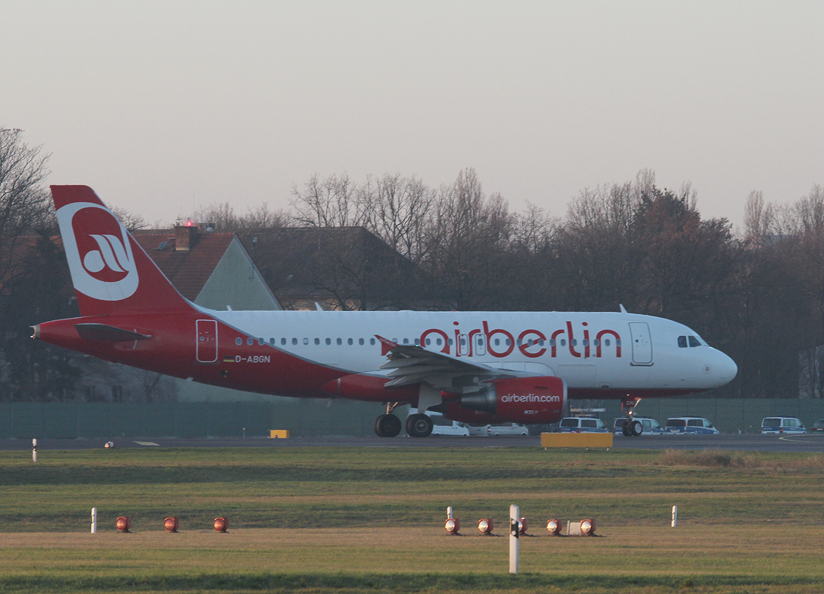 Air Berlin A 319-112 D-ABGN kurz vor dem Start in Berlin-Tegel am 30.12.2013