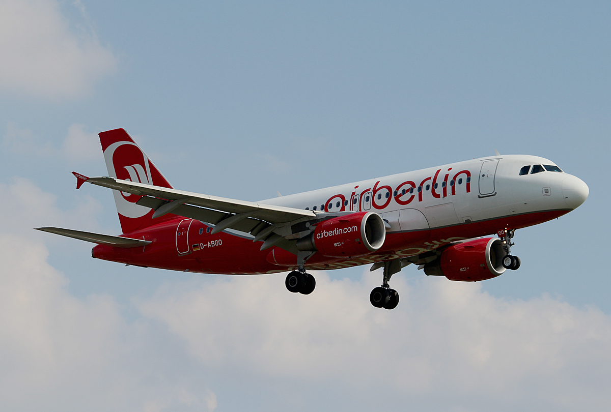Air Berlin A 319-112 D-ABGO bei der Landung in Berlin-Tegel am 08.08.2014