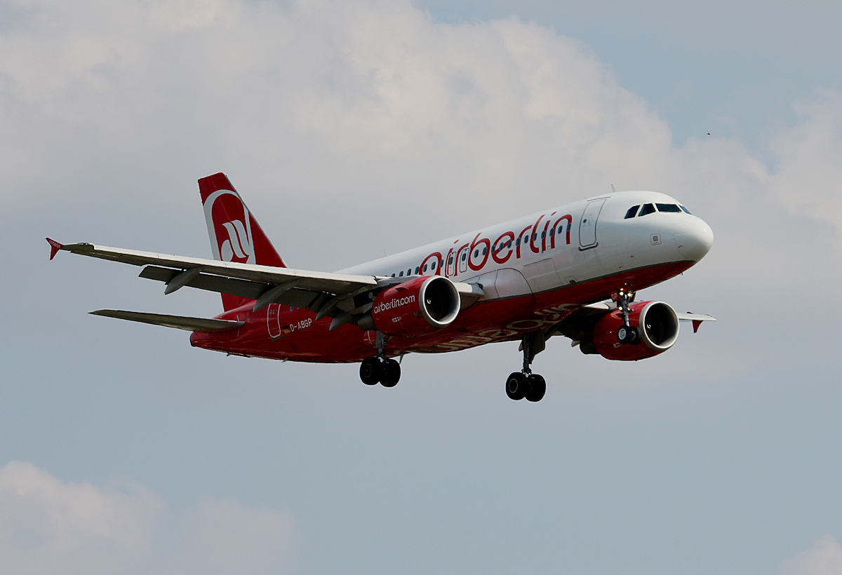Air Berlin A 319-112 D-ABGP bei der Landung in Berlin-Tegel am 08.08.2014