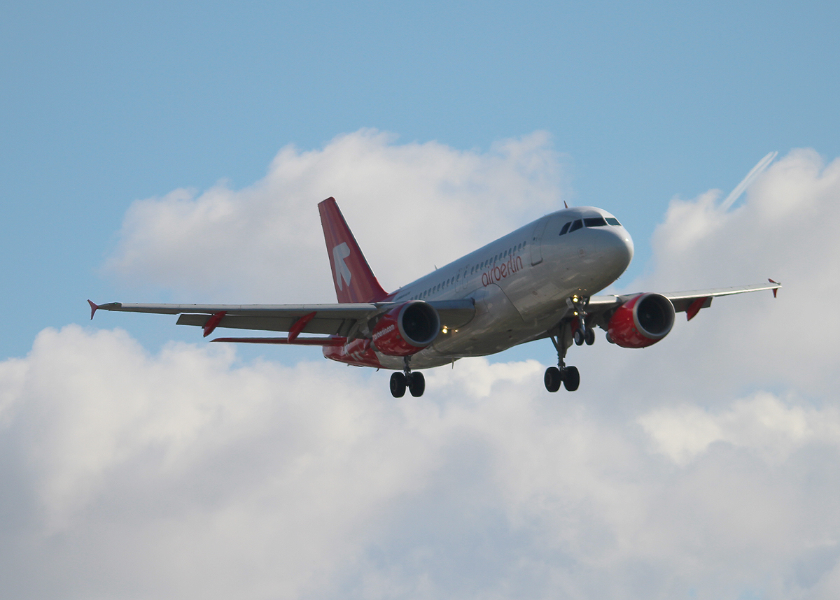 Air Berlin A 319-112 D-ABGS bei der Landung in Berlin-Tegel am 28.09.2013