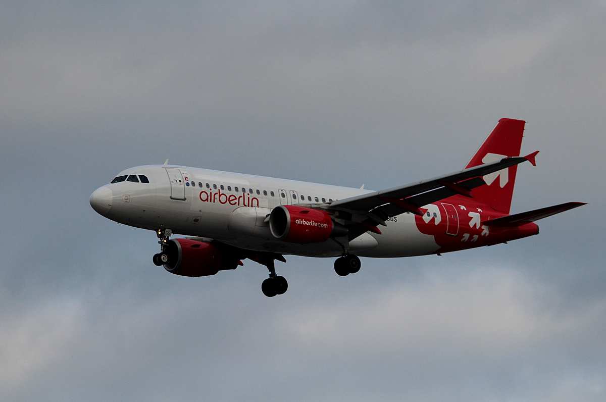 Air Berlin A 319-112 D-ABGS bei der Landung in Berlin-Tegel am 06.12.2015