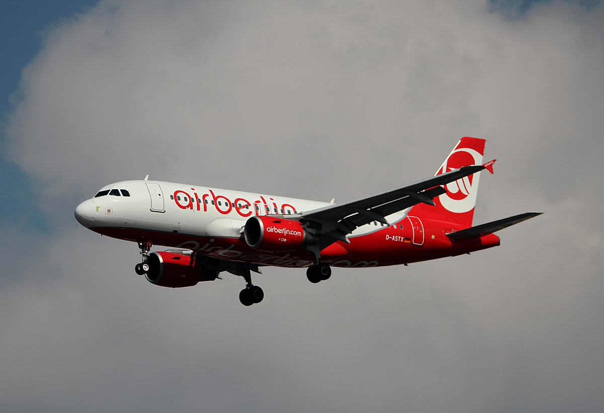 Air Berlin A 319-112 D-ASTX bei der Landung in Berlin-Tegel am 12.04.2014