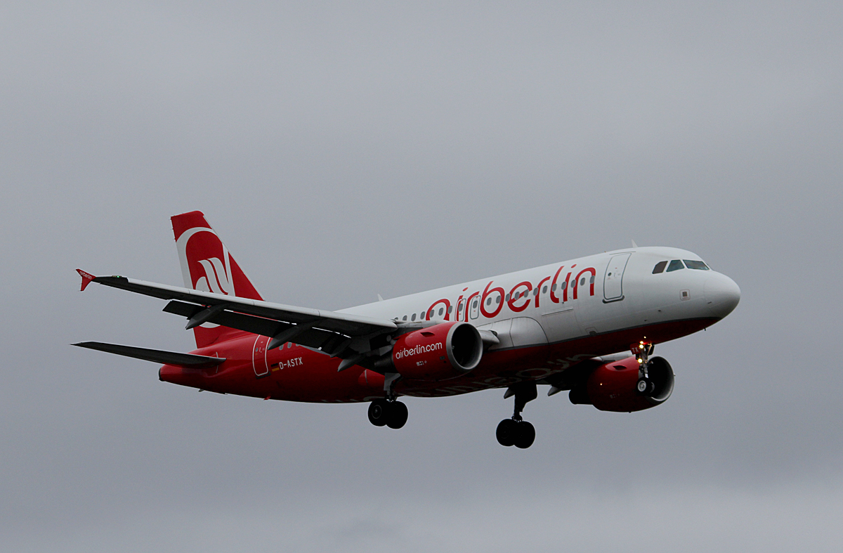 Air Berlin A 319-112 D-ASTX bei der Landung in Berlin-Tegel am 29.11.2015