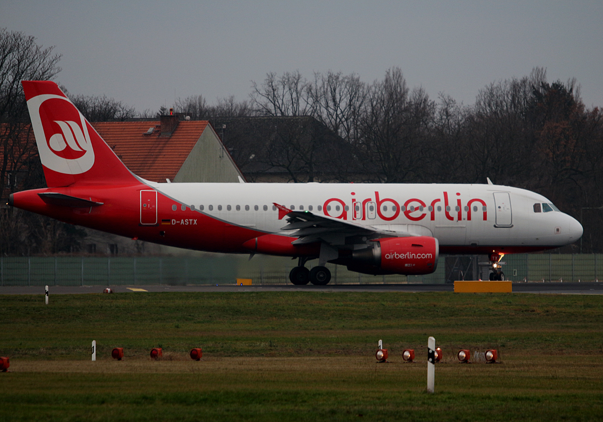 Air Berlin A 319-112 D-ASTX kurz vor dem Start in Berlin-Tegel am 19.12.2015