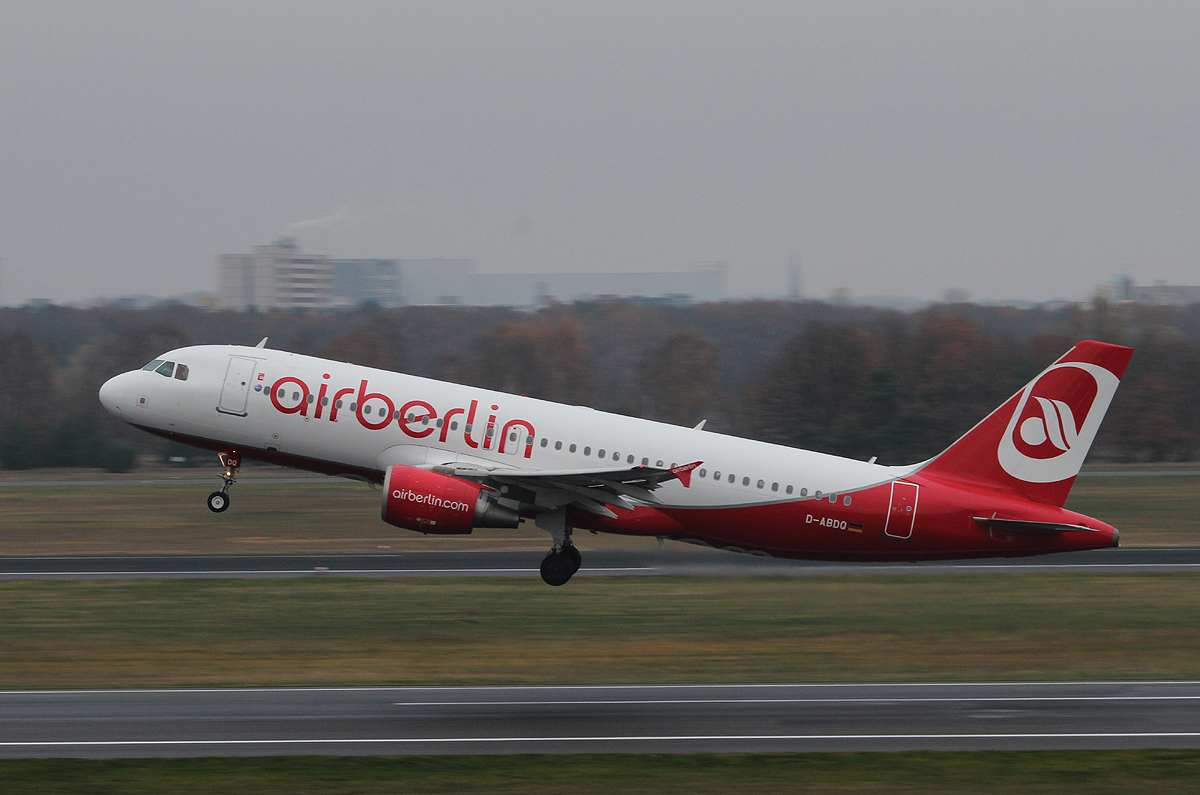 Air Berlin A 320-214 D-ABDQ beim Start in Berlin-Tegel am 24.11.2013